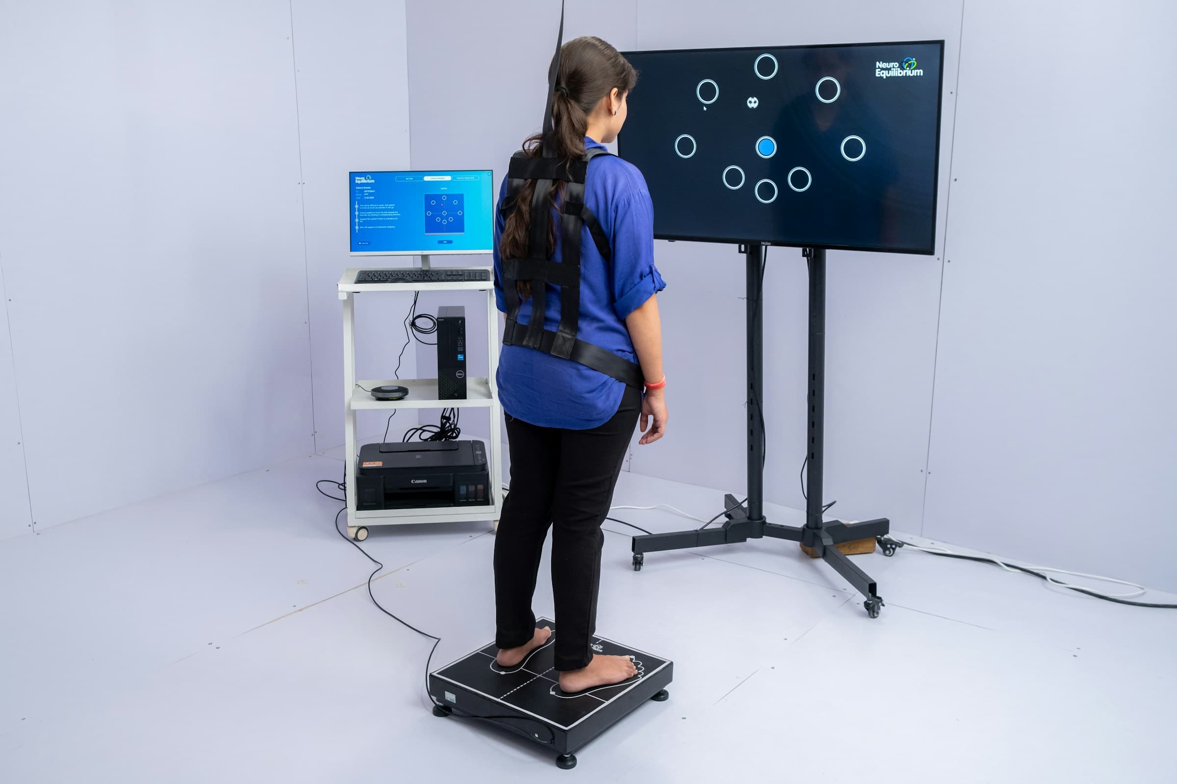 Movement analysis on a pressure plate with on-screen motion tracking